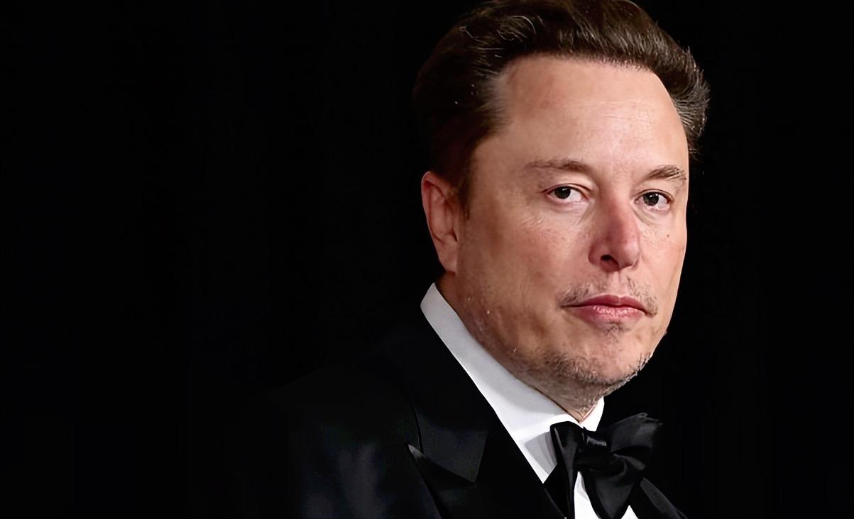 马斯克的这波操作太大胆了，一边是特拉斯全年营收首降、净利润腰斩的史上最惨成绩单，