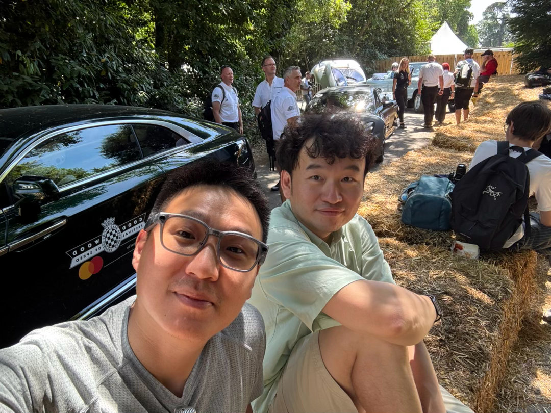 也算坐过古德伍德的草垛子了。充满现代风格的混动大V8迪子Nuvolari，被它屁