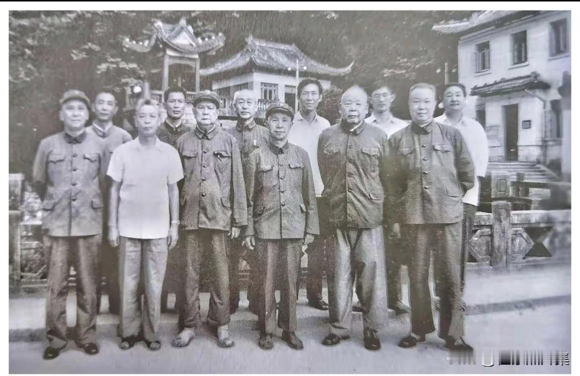 1978年6月14日，粟裕大将于安徽泾县，前排左起赵俊（原南京军区副参谋长）、李