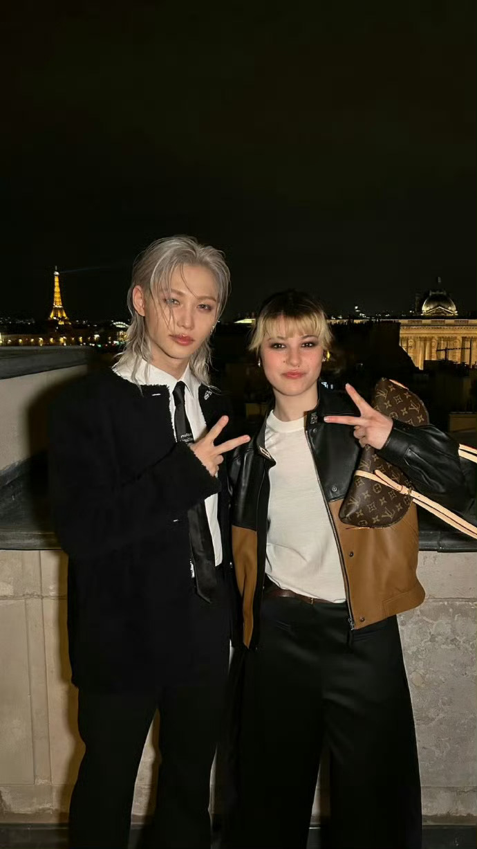 先别管点赞的了，这有个合影的 