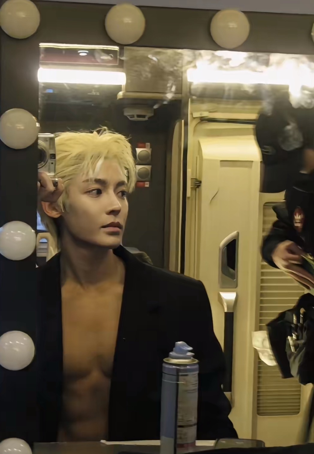 侯明昊就是典型的年龄上来了 反而更有味道几年前还是那种特别嫩的奶油小生