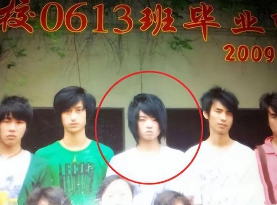 华晨宇的一路蜕变，越变越另类，越变越时尚！
#华晨宇造型合集# 
#华晨宇金发造