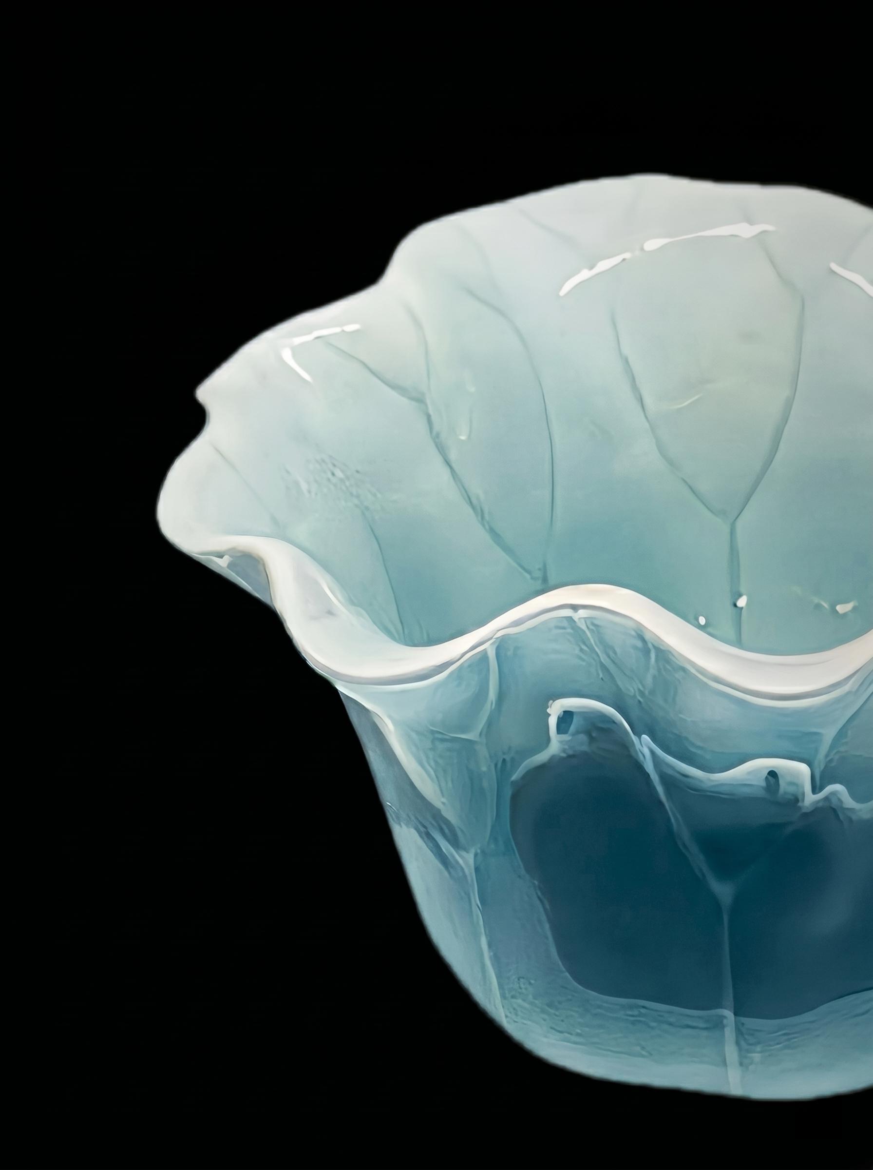 荷骨藏夏｜一呷清凉被釉色封存。🌊 水面清圆，一一风荷举 —— 宋 ·...