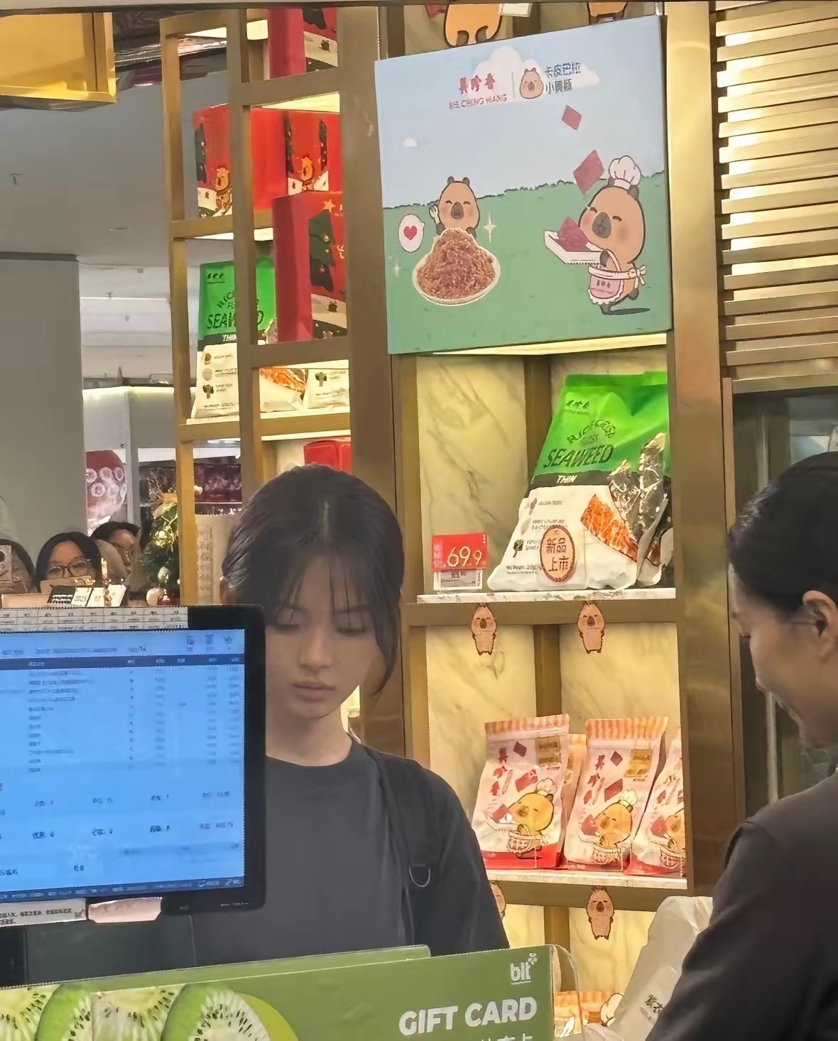 这素颜真的很顶 完全就是当明星的料 那么多人拍也不稀奇 
