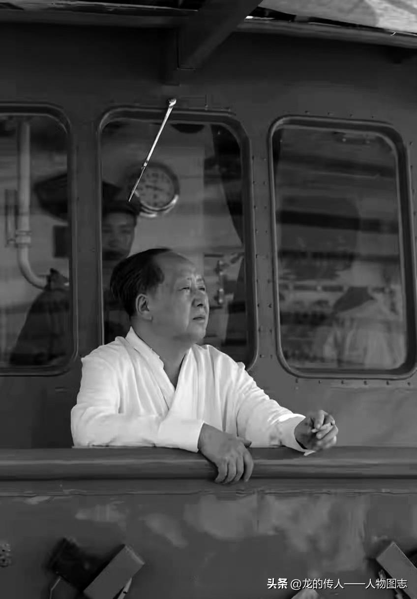 在畅游完长江后，毛主席兴致勃勃的点起根烟，站在汽渡船的舷窗上眺望