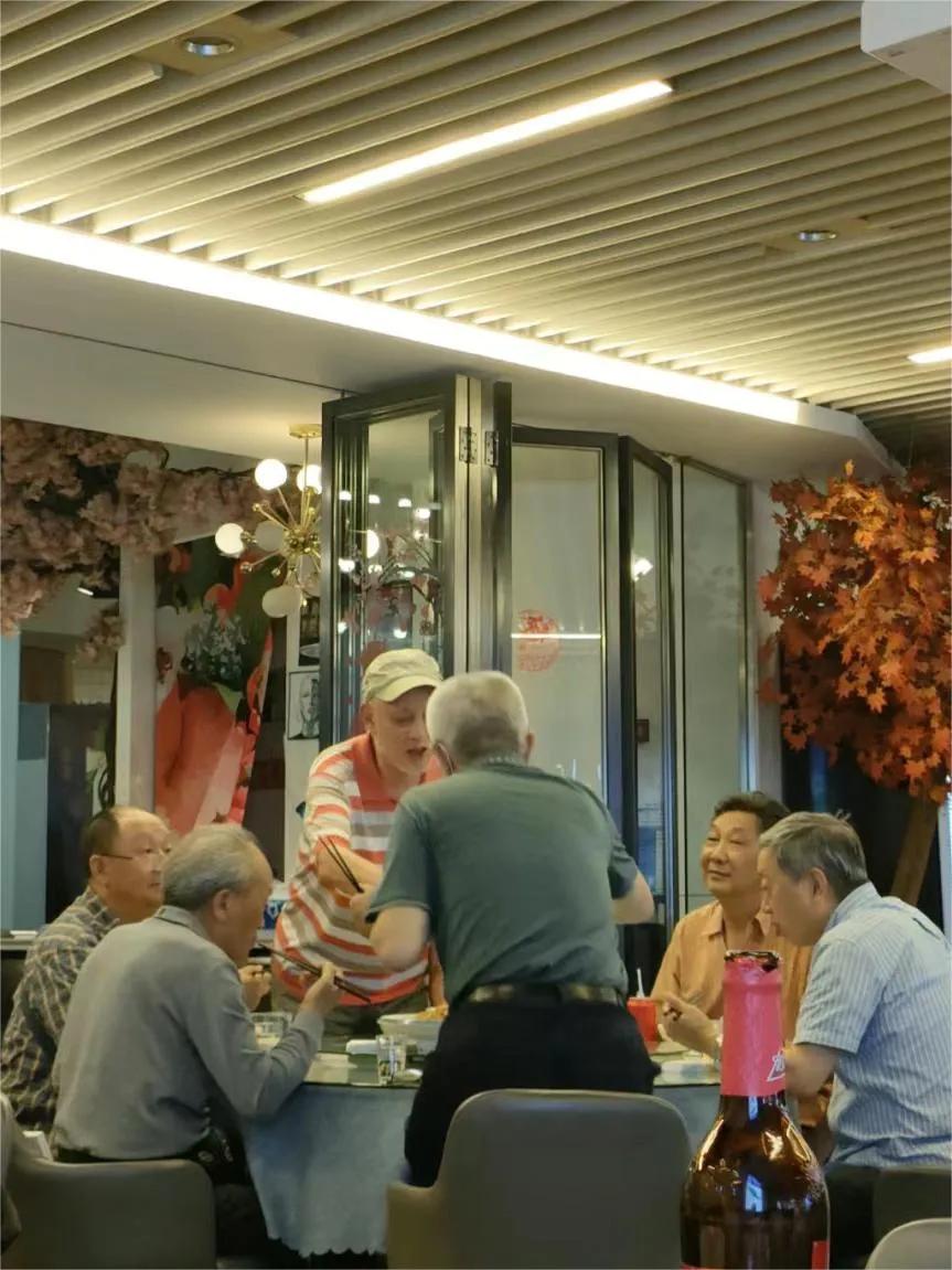 端午将至！6位人均退休金9800的老人，结伴去度假，晚上在一家餐厅吃饭，点了12