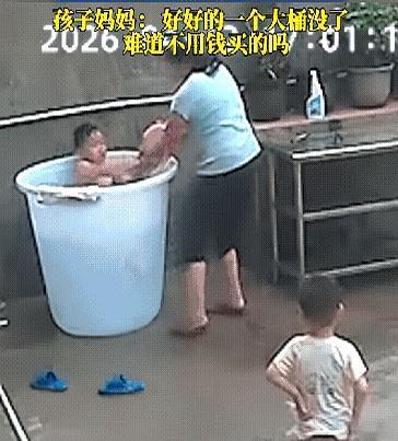 男孩泡在塑料桶里不肯出来，奶奶端着瓢要把水舀走，瓢被他夺了摔地，当场一口气上来，