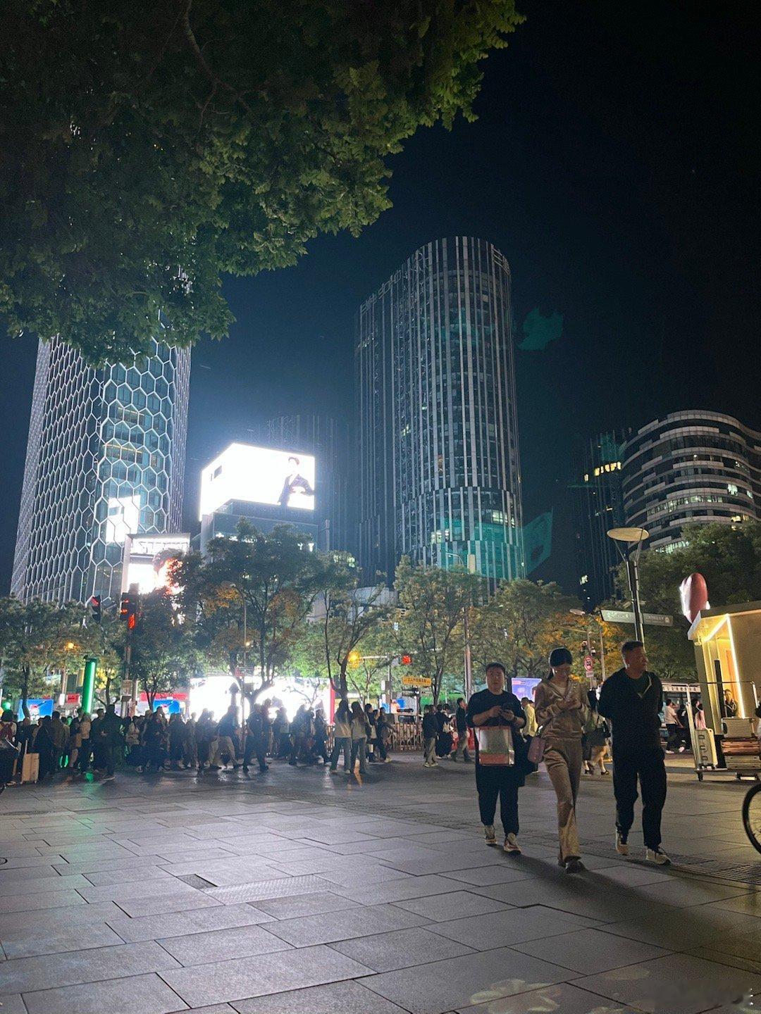 三里屯路口总是有很多人闲坐，我也坐了一晚上，研究一下这些人是干嘛的，原来是来看美