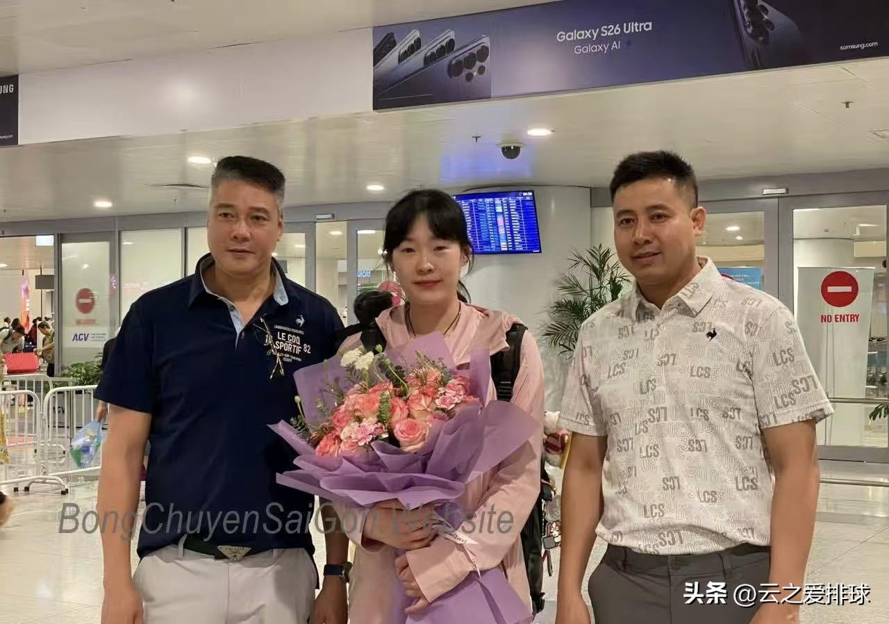 蔡晓晴马不停蹄赶往越南！
目前已经抵达越南，球队领导亲自接机。
加盟依然是老东家