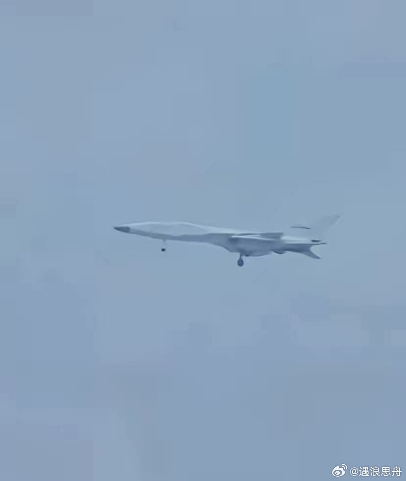 中国无人机蜂群突击铺天盖地这个无人机的外形有点熟悉