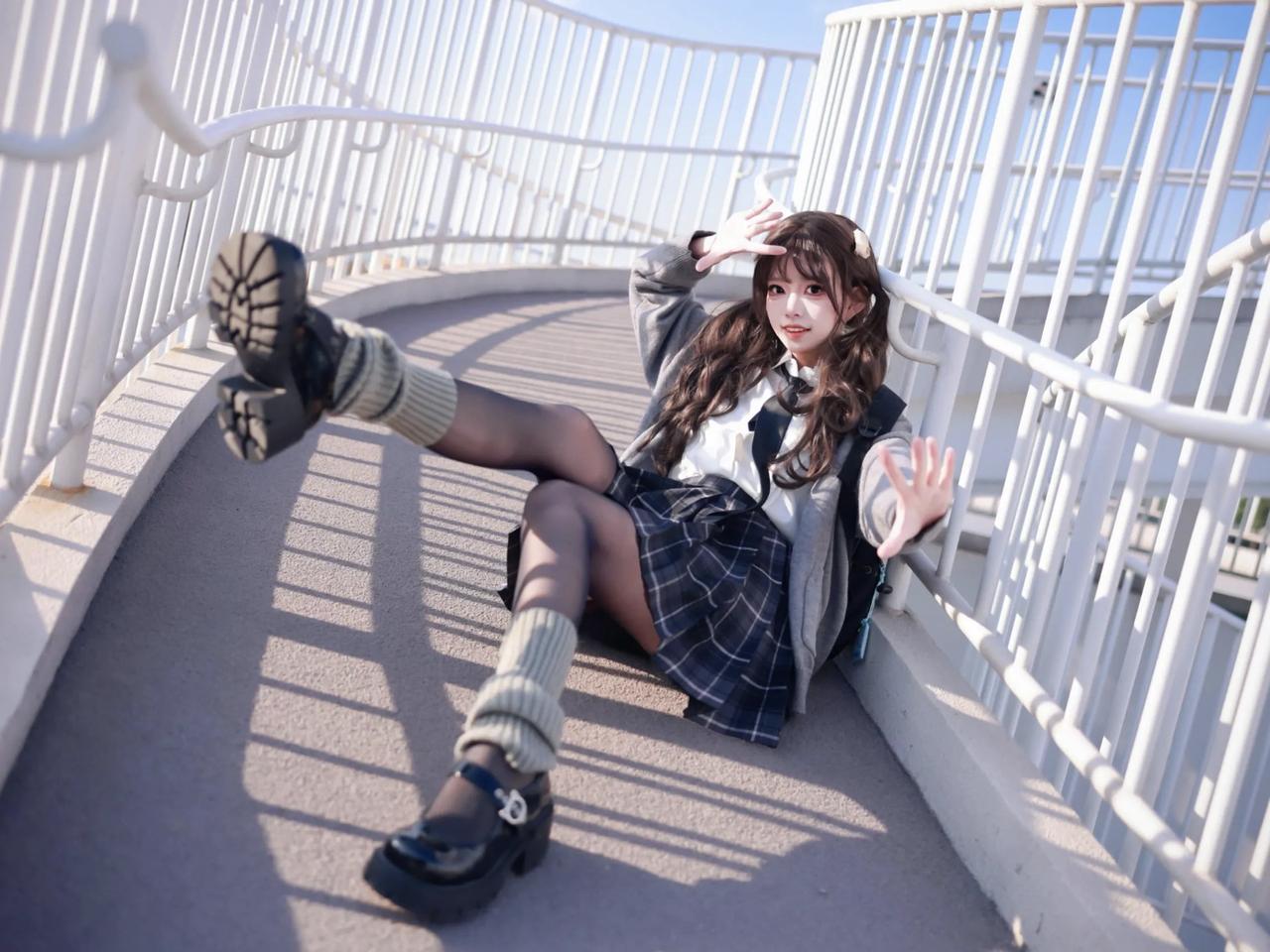 少女在桥上摆POSE，青春洋溢！🌞👗👠