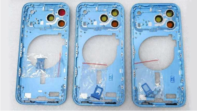 看iPhone18 Pro系列目前网上释放的爆料图，蓝色明显比樱桃红好看红色有点
