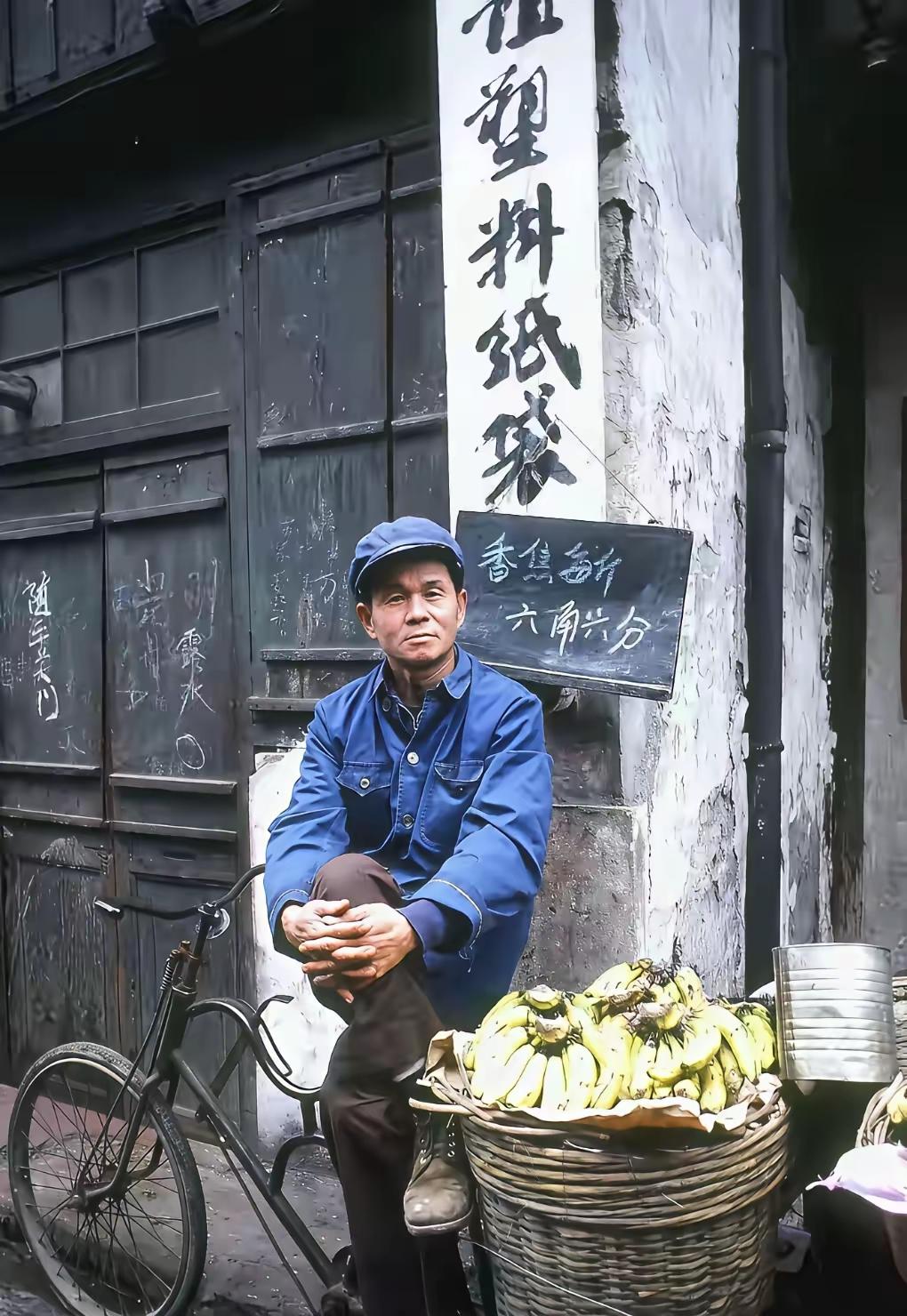 感谢相机，为我们留存下过往的生活印记。
大爷坦然坐在车上，静静待着，等着买主上门