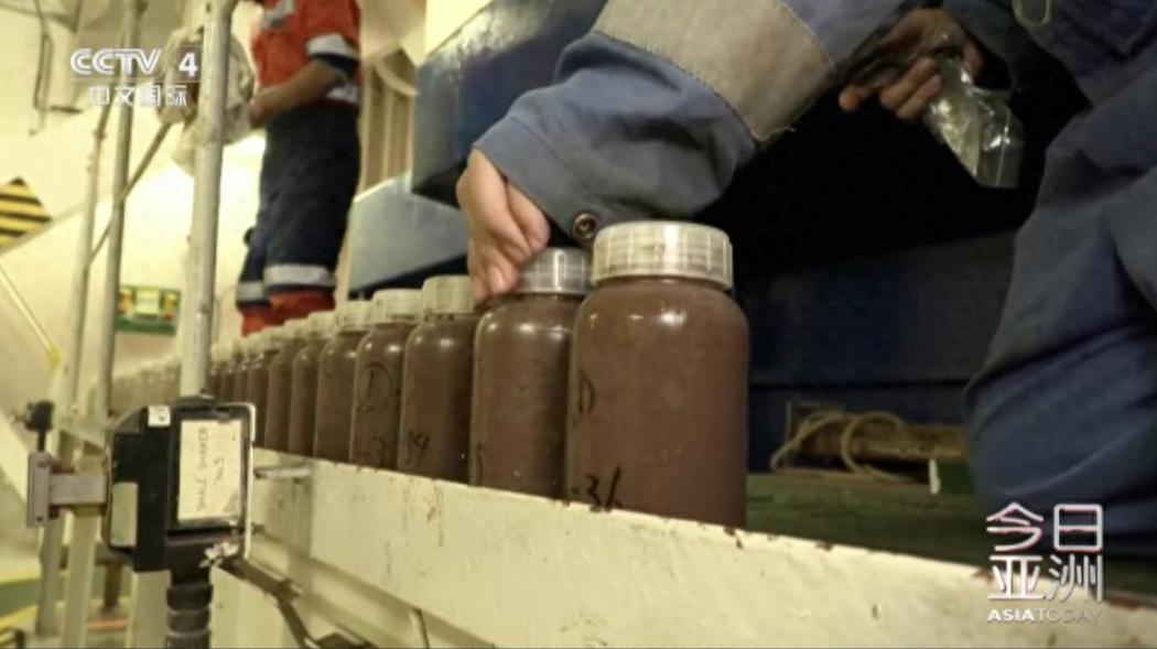 高市早苗这回估计真要把后槽牙给咬碎了。

前脚刚大张旗鼓地宣扬在南鸟岛海底 “挖