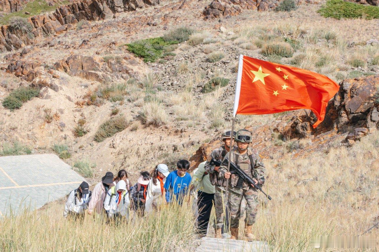 宁波海曙少年与戍边官兵并肩巡边守家国 八一建军节前夕，在孙嘉怿带领下，宁波海曙中