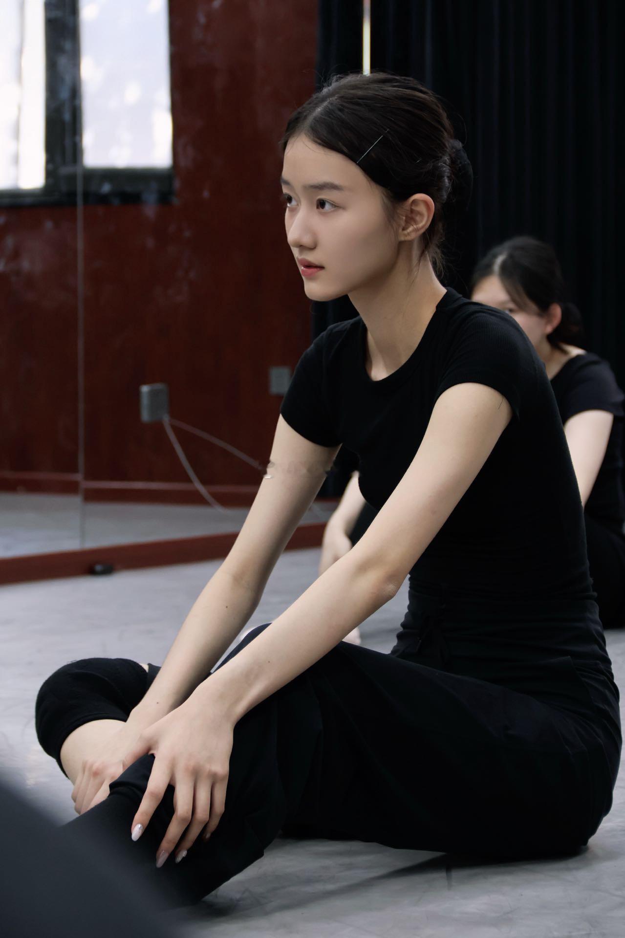 纪姿含温宜公主亮相百花奖高考结束迎来新起点，纪姿含亮相百花盛典，在行业盛会里学习