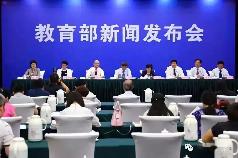 教育工作者在教育体系中扮演着至关重要的角色，他们不仅是知识的传播者，更是学生成长