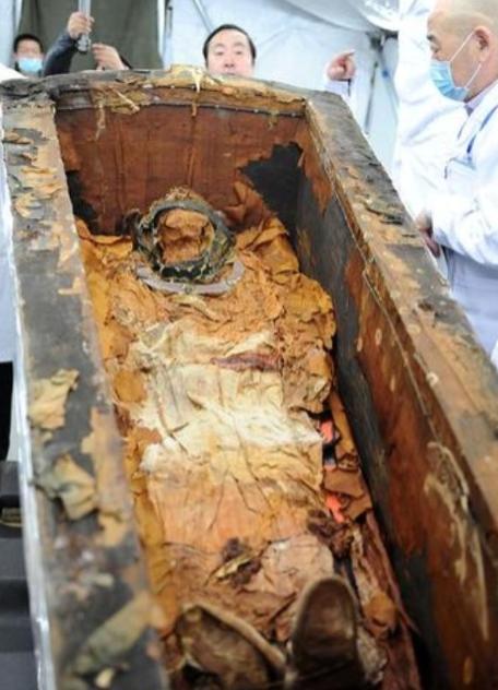 1982年，四川挖出一具遗骸，脚带七公斤大铁链，脚踝钉着四颗大铆钉，经考证，此人