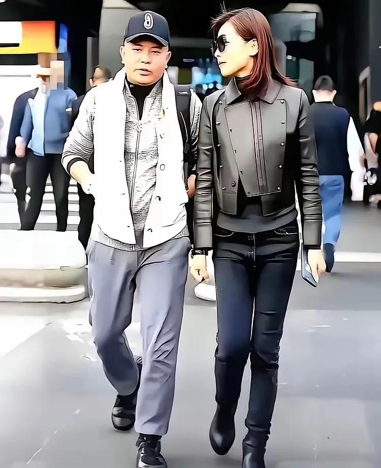 这对夫妻你们认识吗？
我只认识其中一位，她就是国民女神刘涛，她不仅是肤白貌美大长