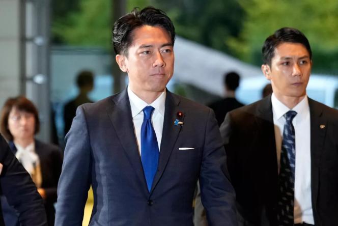 日本防卫大臣“拜鬼”！8月15日，在日本战败投降纪念日一早，日本防卫大臣小泉进次