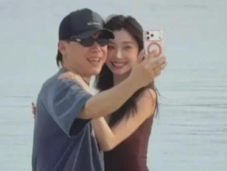 惊掉下巴！
八竿子打不着的俩人在一起了！
一个想稳一个拼事业！


胡彦斌和易梦