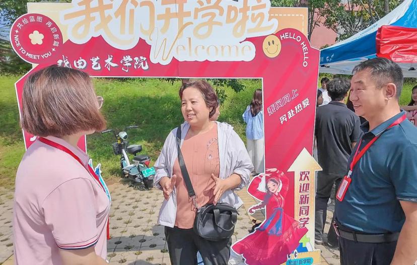 58岁还能去上大学，这奶奶太酷了！9月13日，洛阳职业技术学院2025级新生报到