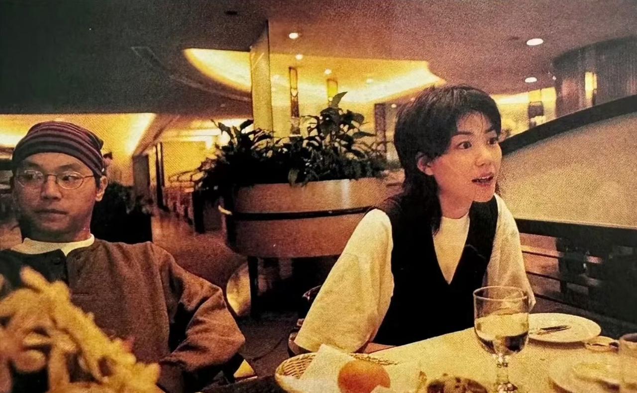 1993年，王菲与窦唯一起在香港一家餐厅用餐，恰好被记者拍到。

镜头中的王菲衣