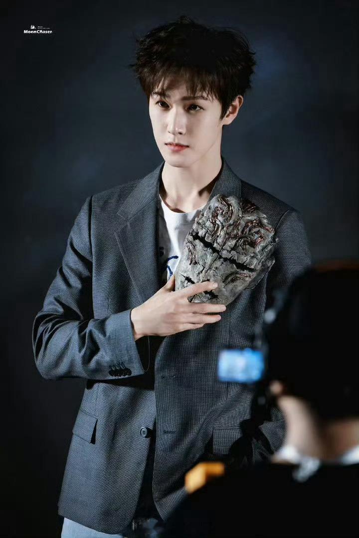 李昀锐首映礼耍刀 首映礼上耍刀这个操作，一不小心就会尴尬。但李昀锐不但没尴尬，还