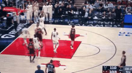 笑死了，字母哥无脑秀爆扣引众怒！
比赛剩下最后几秒，主场作战的公牛已经输球了，最