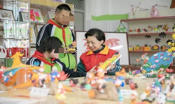 十七年深耕童心公益！满玉林，以微光聚彩虹，守护万千孤困孩童
 
满玉林，女，19