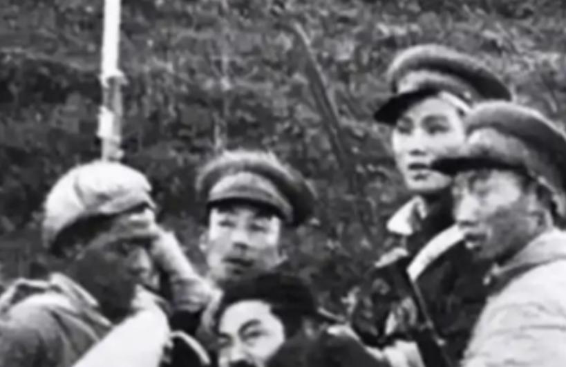 2511人的整编师一夜哗变，17个连队抄枪就反，北疆6县说丢就丢。王震把刚改编几