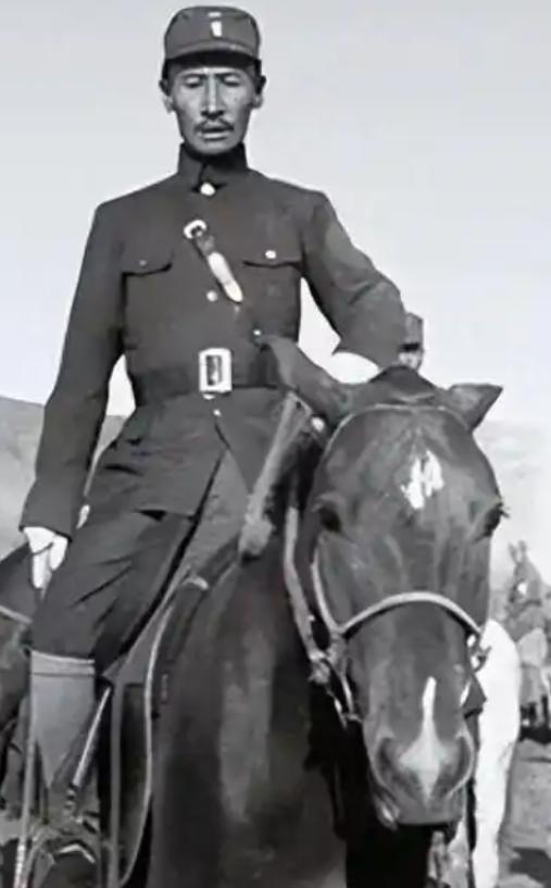 1932年，马占山宣布向日本投降，顿时国内上下骂声一片，然而在受降仪式上，马占山