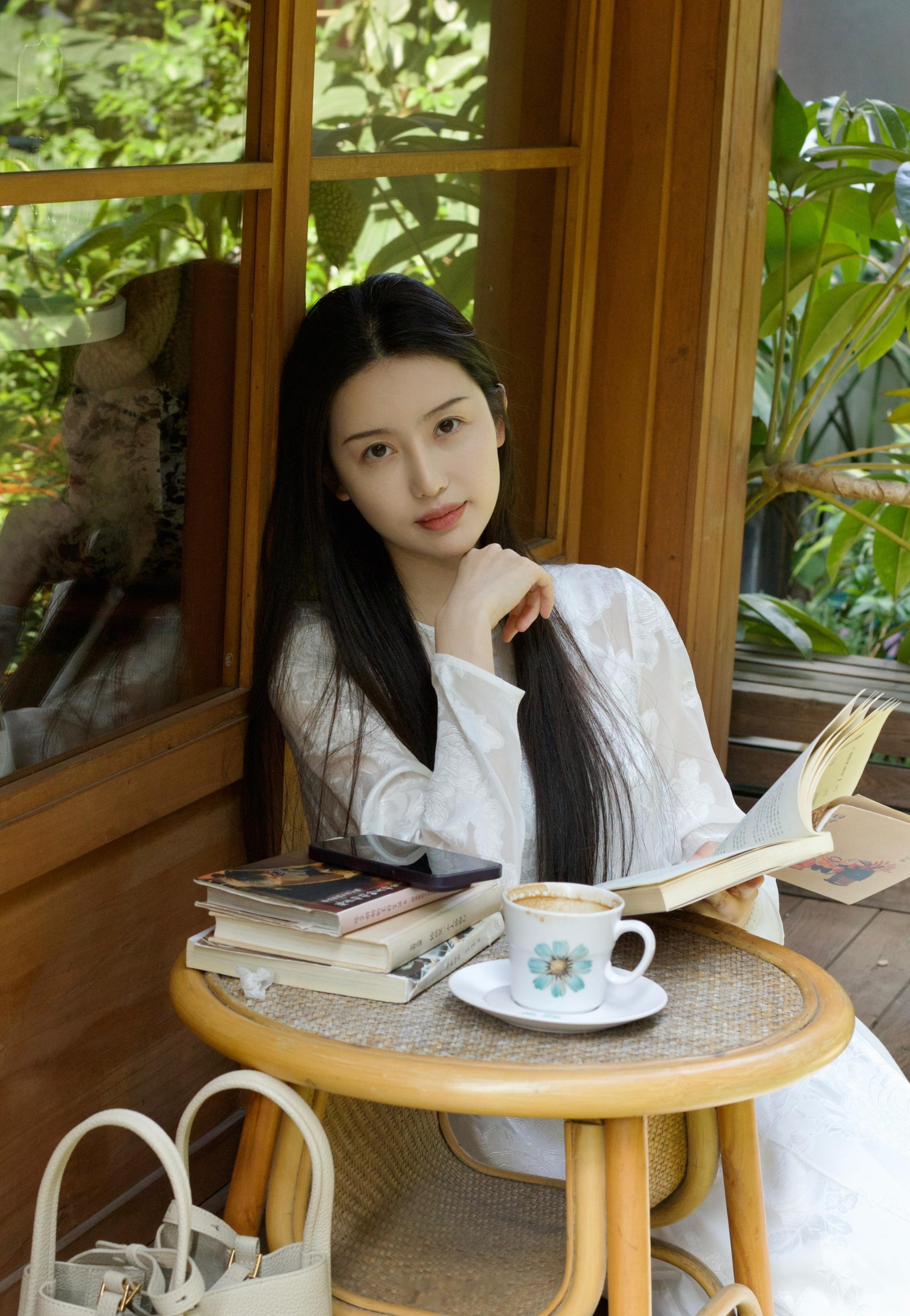 宁静的午后，喝咖啡看书 ​​​