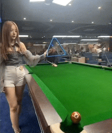 图一：要是这个妹子知道小伙子技术不到家，怎么着她都不敢这样拿着。
图二：到底是有