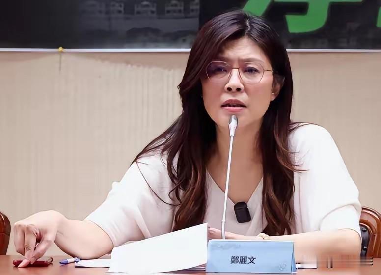 郑丽文的铁杆桩脚，后悔了。
 
媒体人董智森最近在节目里捅破了这层窗户纸——不止