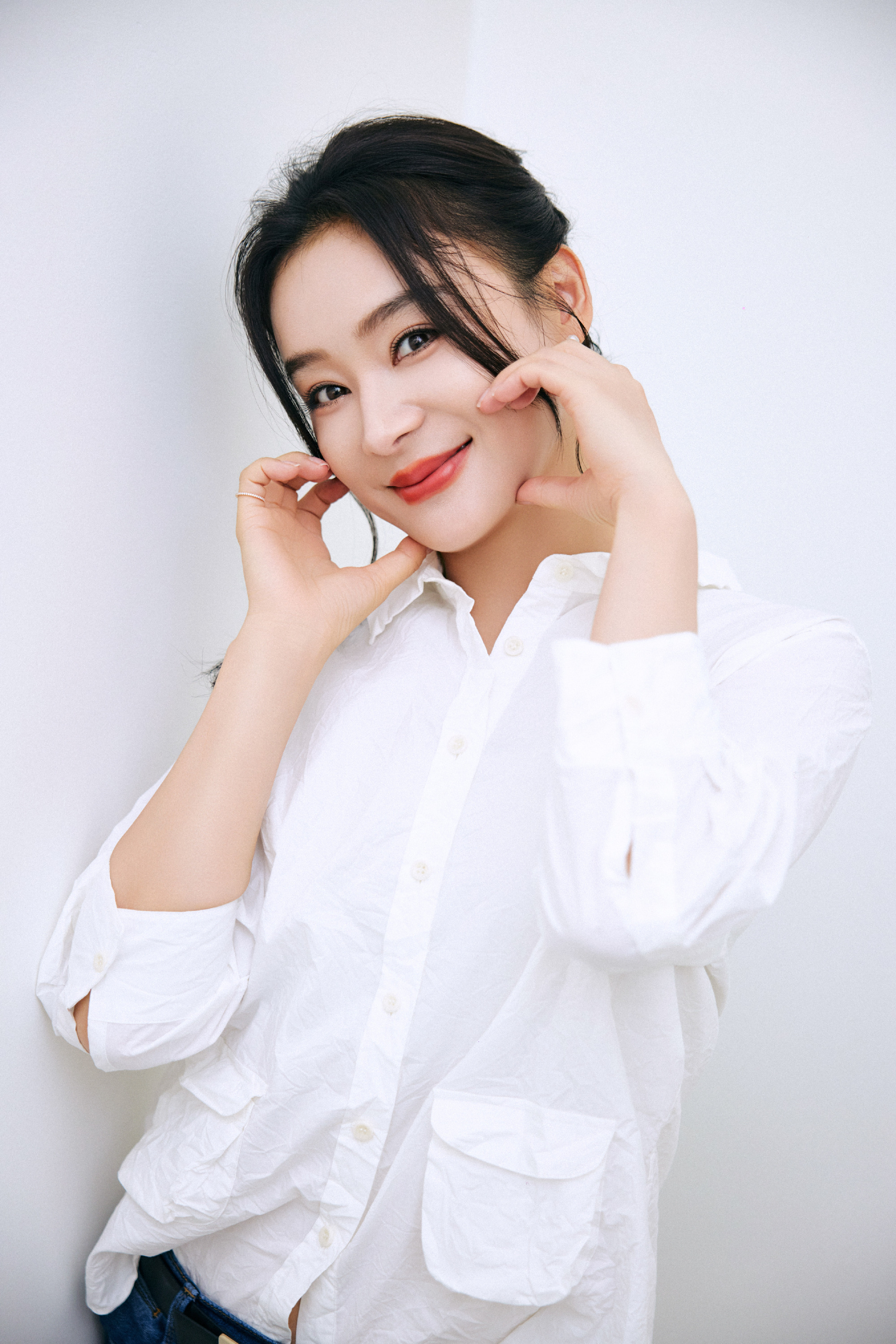 袁姗姗，白衬衣牛仔穿搭，干净利落甜美感满满。袁姗姗