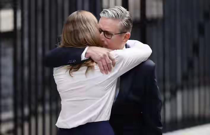 秦安：美媒嘲笑英国首相走马灯沦为政治笑柄，西方政坛内讧闹翻天！

以前英国军队烧