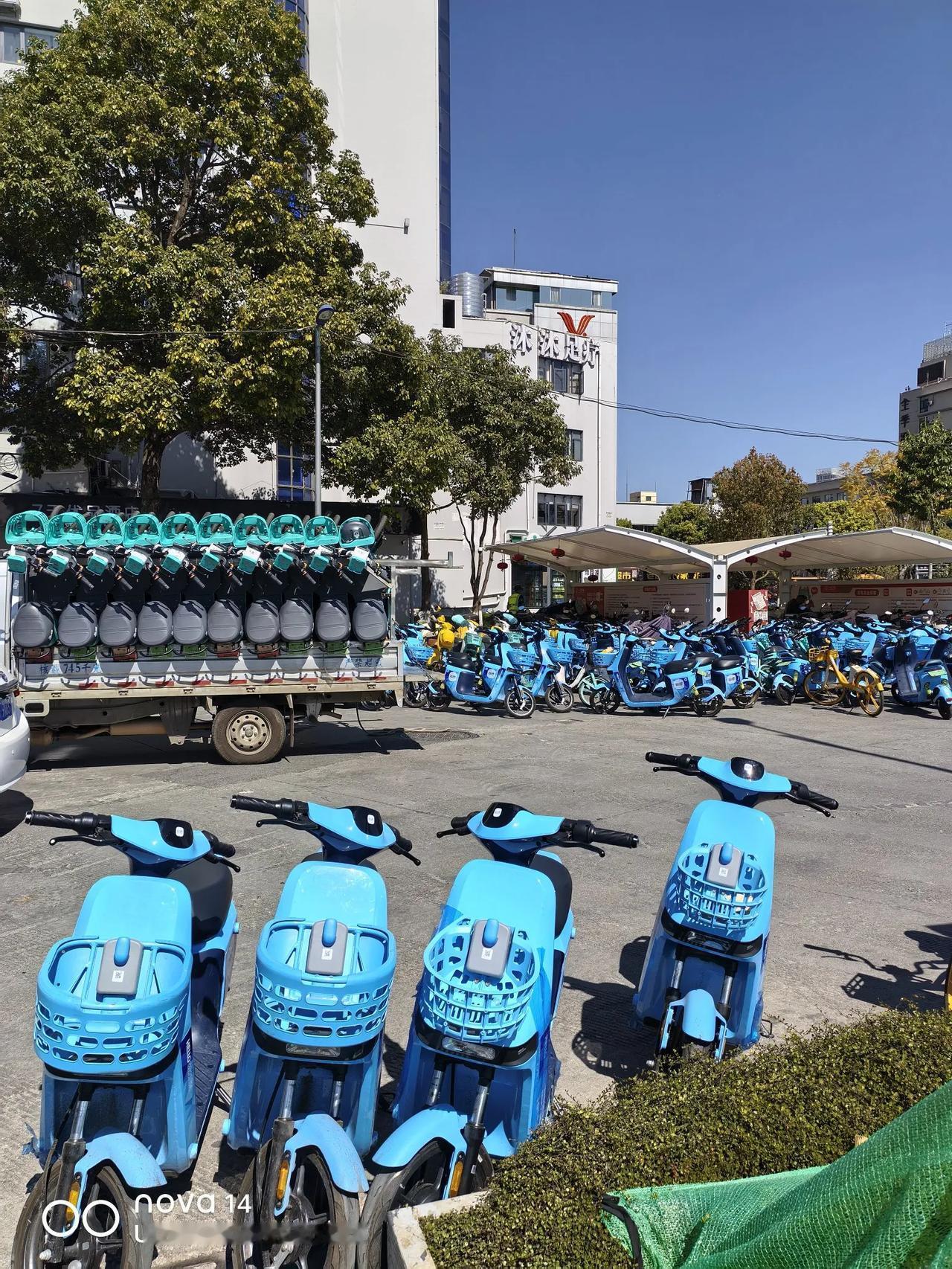 昆明火车站已经做好应对春节来昆游客激增的准备，各种小黄车、绿车、蓝车应有尽有，欢