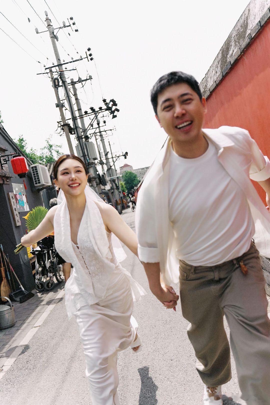 肖旭官宣结婚石蕊曝和肖旭谈了13年恋爱 刚刷到当年《我们都爱笑》的肖旭结婚了，刚