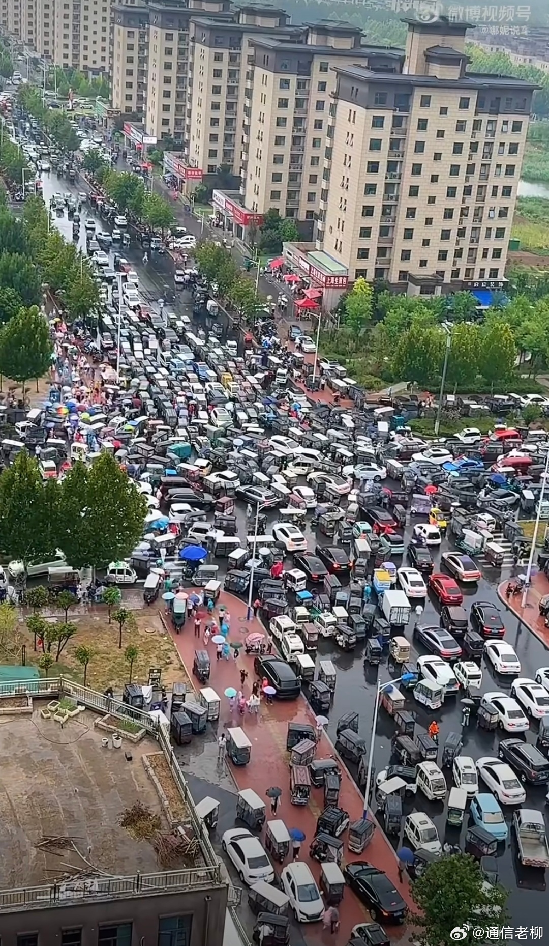 这种堵车情况，交警来了也头疼吧？ ​​​
