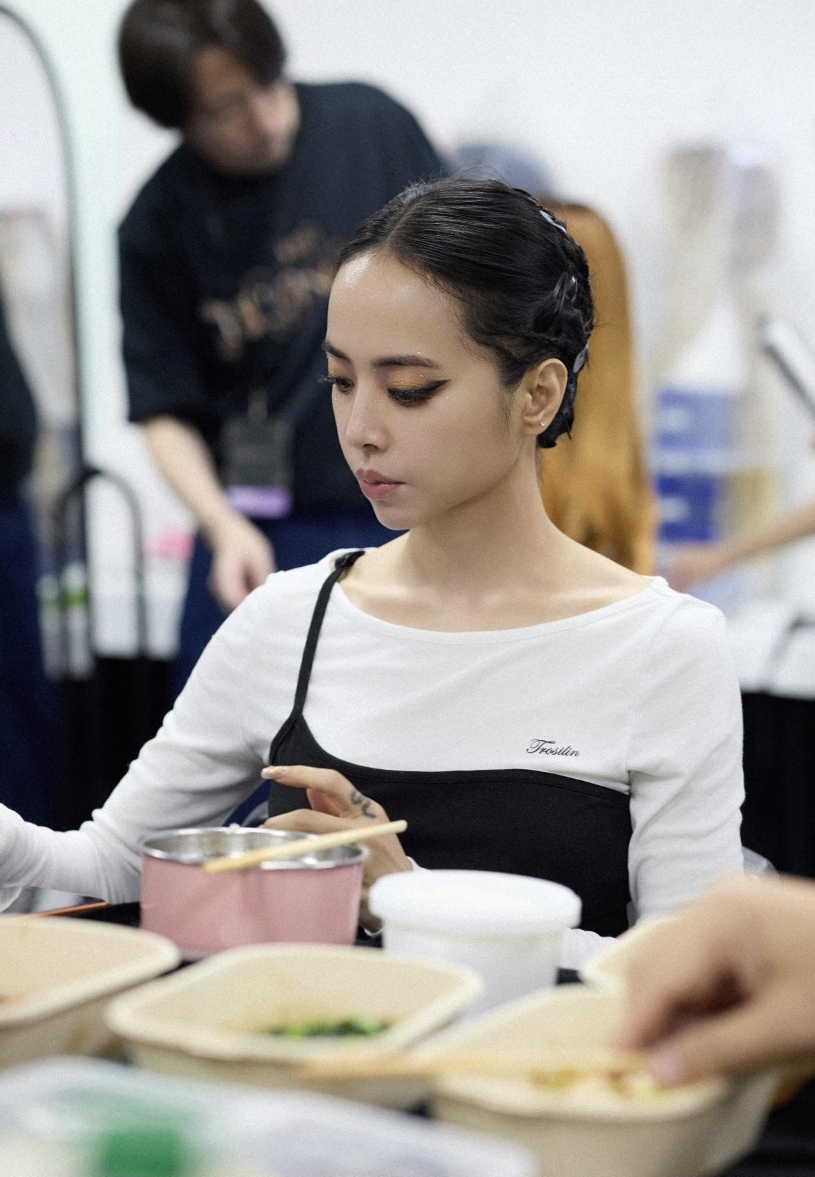 天王巨星蔡依林，出门吃个饭还要用左手拿筷子，就为了什么“开发右脑、控制食量”？