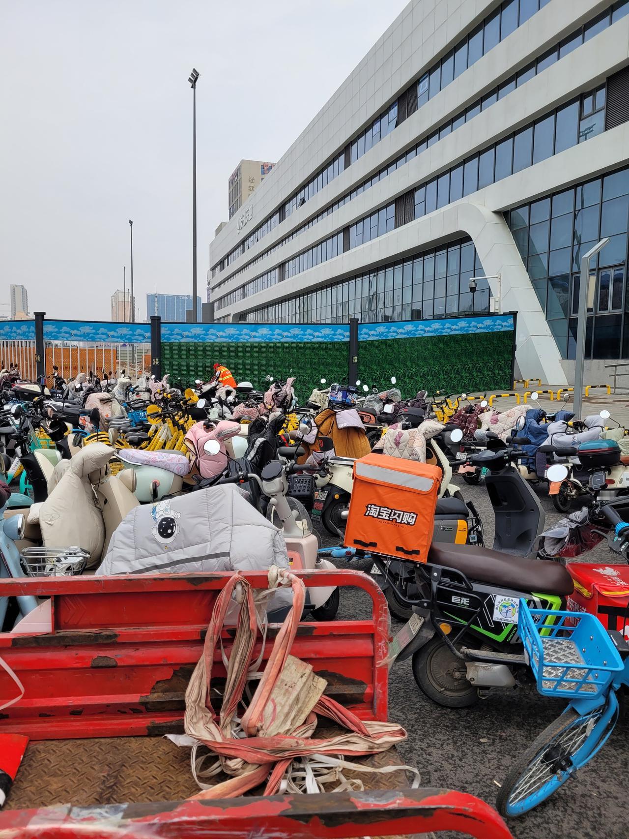 光谷的发展日新月异，而且大家都非常推崇光谷速度。但也有个别地方速度太慢！一座普通