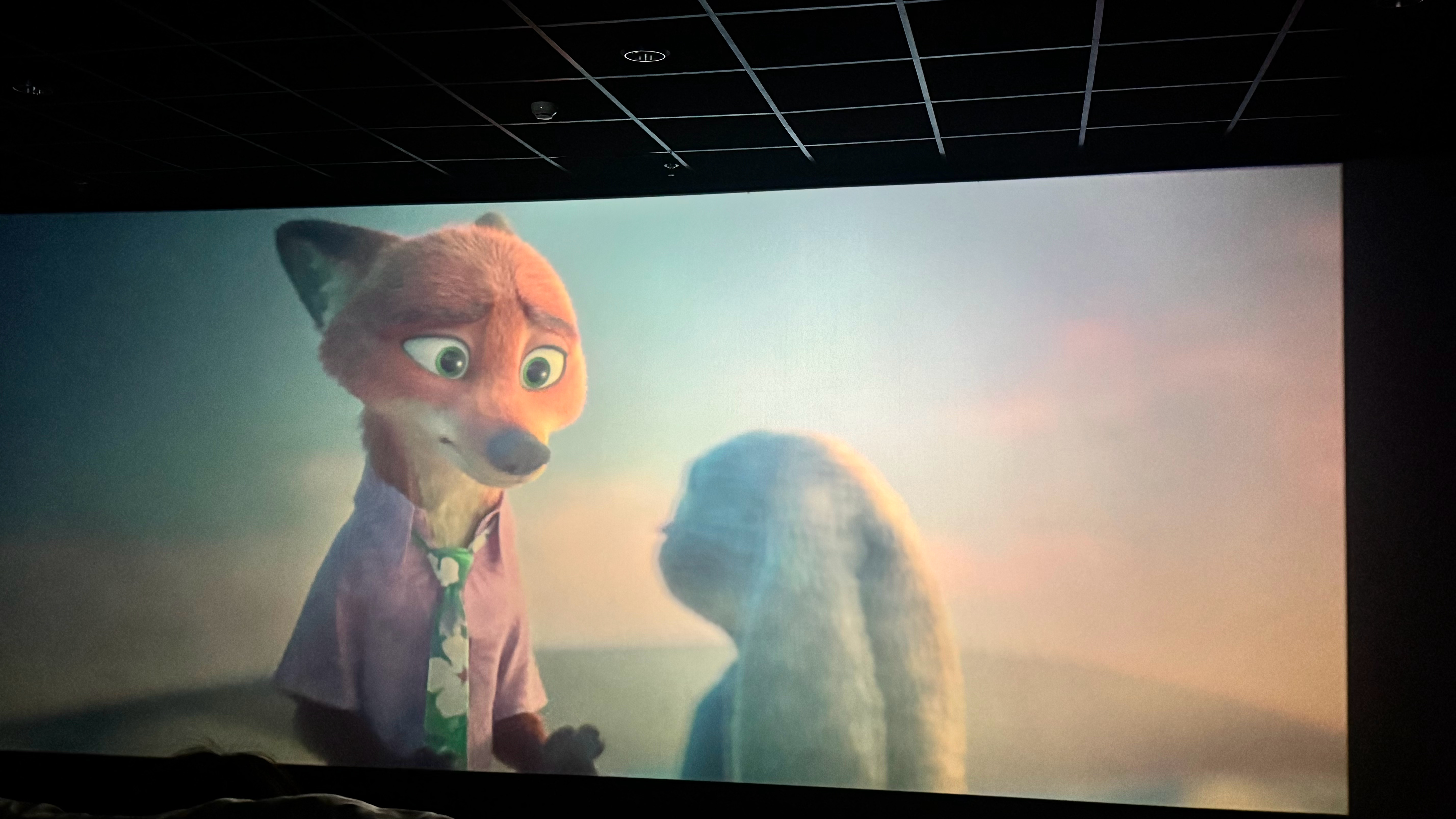 疯狂动物城1和2的核心差异疯狂动物城1首次构建动物都市，世界观震撼，火车穿越四季