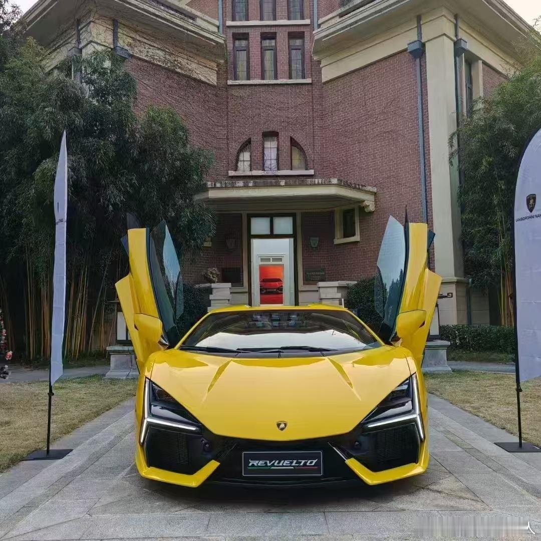 兰博基尼Revuelto 竞速黄，配置与配置、公里数、绝绝子 ​​​