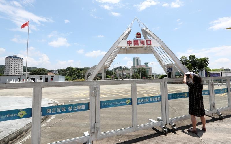 云南河口口岸迎来入境游热潮，这景象太让人惊喜了。从春节假期前四天出入境人员达2.