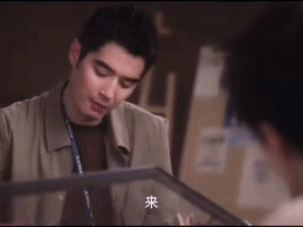 “猎罪”中瑞幸植入不当，展示商标出戏。 
