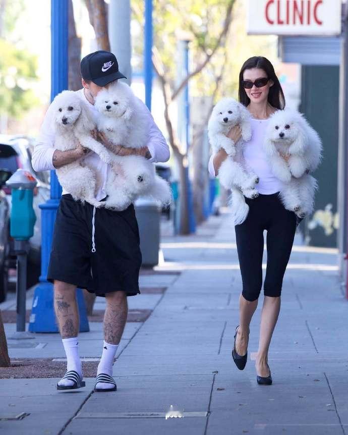 大布和妻子抱狗出街 贝克汉姆大儿子布鲁克林与妻子妮可拉·佩尔茨新街拍，四只狗狗好