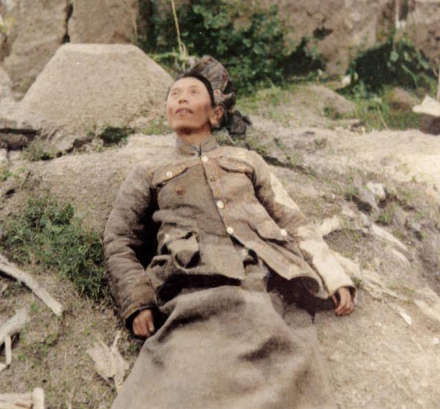 1946年，戴之奇师长阵亡后，躺在一个小土堆上，我军记者拍下了这一张照片，就在前
