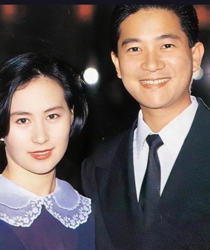 何超琼大概率是陈百强的真爱。1981年，19岁的何超琼和23岁的陈百强因戏结缘，