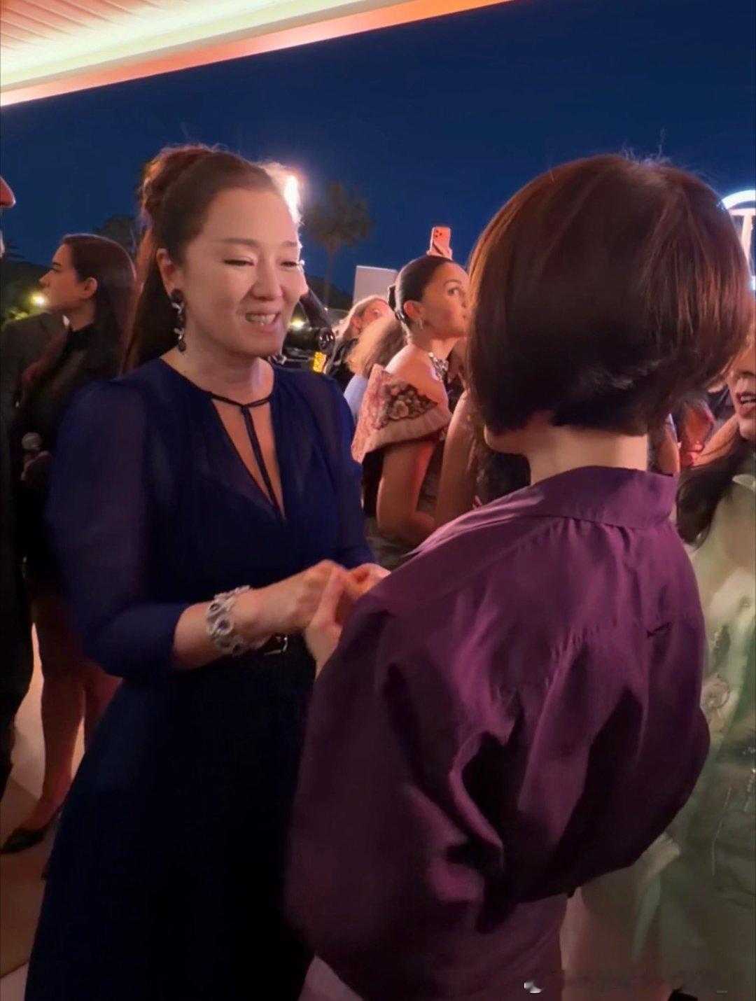 巩俐鲁豫牵手热聊巩俐鲁豫戛纳见面太养眼 谁能拒绝这样的同框！巩俐的大气与鲁豫的从